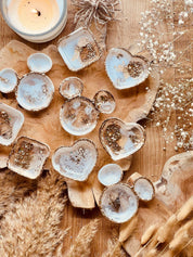 Handgemachte Schmuckschalen aus weißem Resin mit goldenen Details in verschiedenen Formen als dekorative Aufbewahrung für Ringe und Schmuck