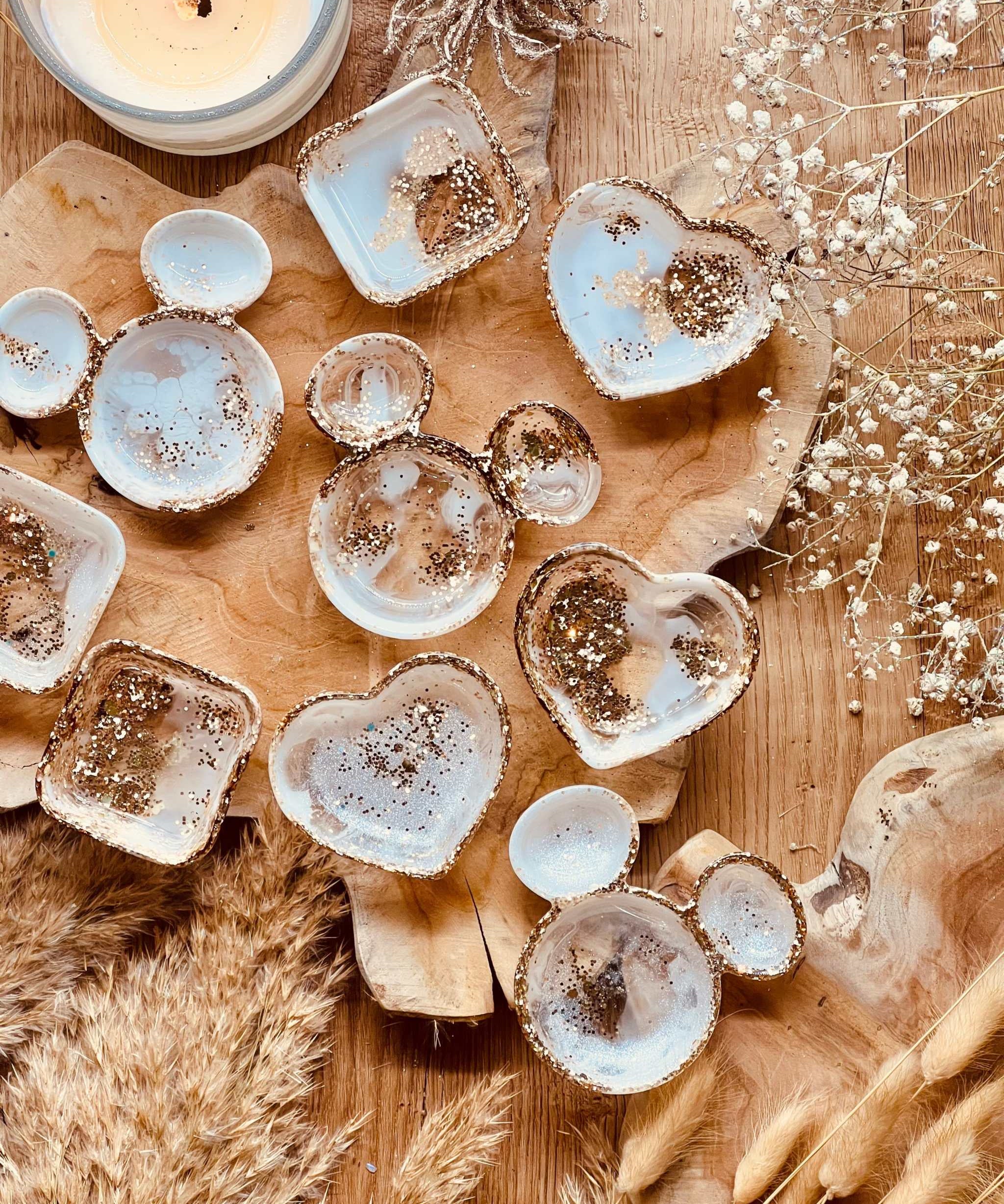 Handgemachte Schmuckschalen aus weißem Resin mit goldenen Details in verschiedenen Formen als dekorative Aufbewahrung für Ringe und Schmuck