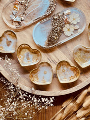Handgemachte weiße Schmuckschalen aus Resin mit Gold, Perlmutt und Blumen, dekorativ und einzigartig