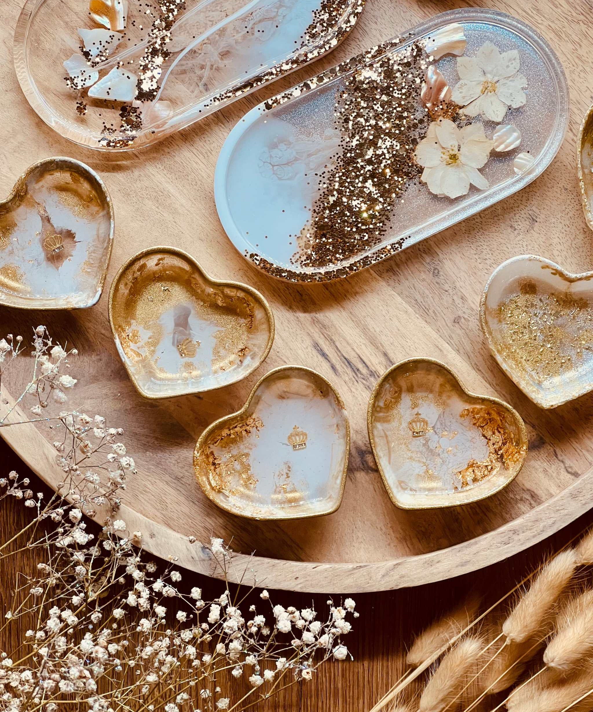 Handgemachte weiße Schmuckschalen aus Resin mit Gold, Perlmutt und Blumen, dekorativ und einzigartig