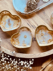 Handgefertigte weiße Herzschmuckschalen aus Resin mit goldenen Details und Perlmutt als dekorative Unikate