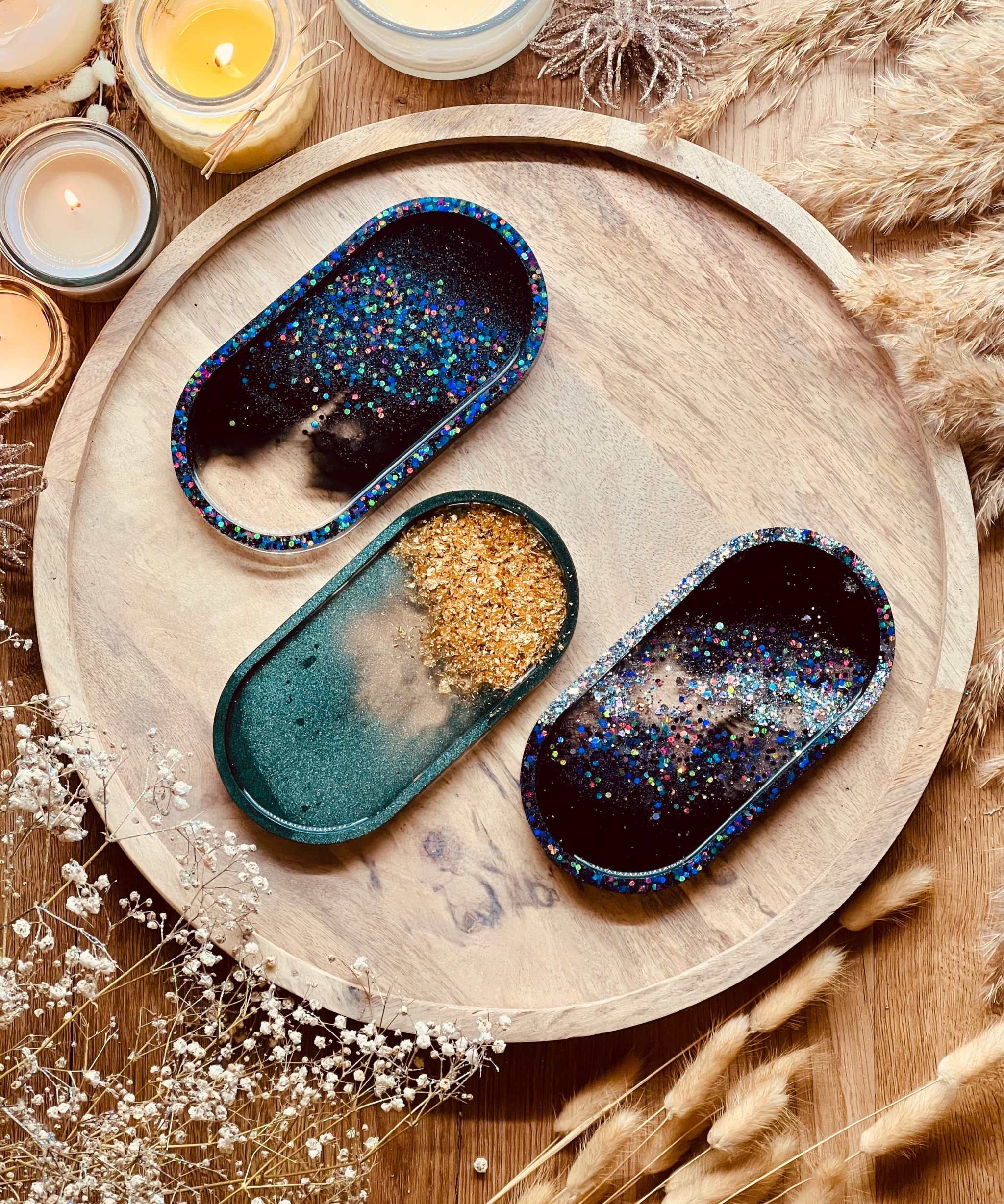 Handgemachte Schmuckschalen aus Resin in grün mit goldenen Details und holographisch schwarz auf Holztablett dekoriert