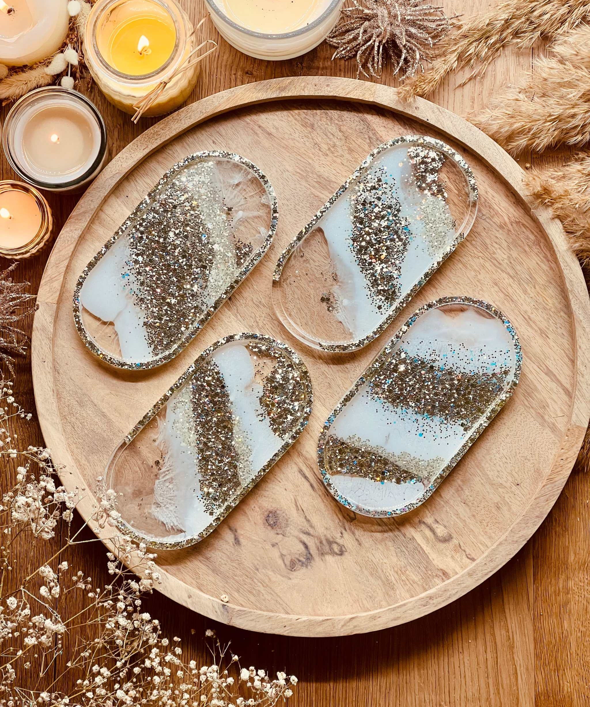 Schmuckschalen aus Resin in Weiß mit champagnerfarbenen Details handgemacht auf Holztablett dekoriert