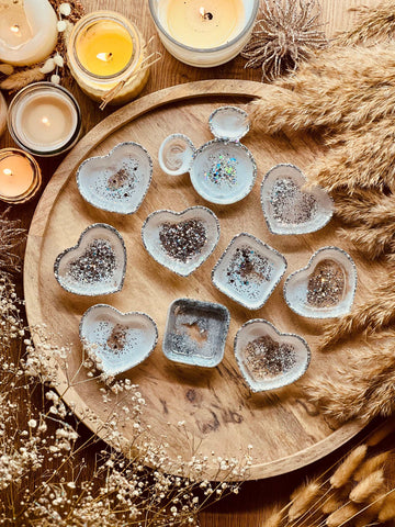 Jewelry bowls made of resin in white with silver in different shapes