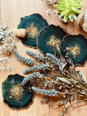 Handgemachte individuelle Untersetzer aus Resin in Blau mit Goldakzenten als einzigartige Wohnzimmertisch-Deko