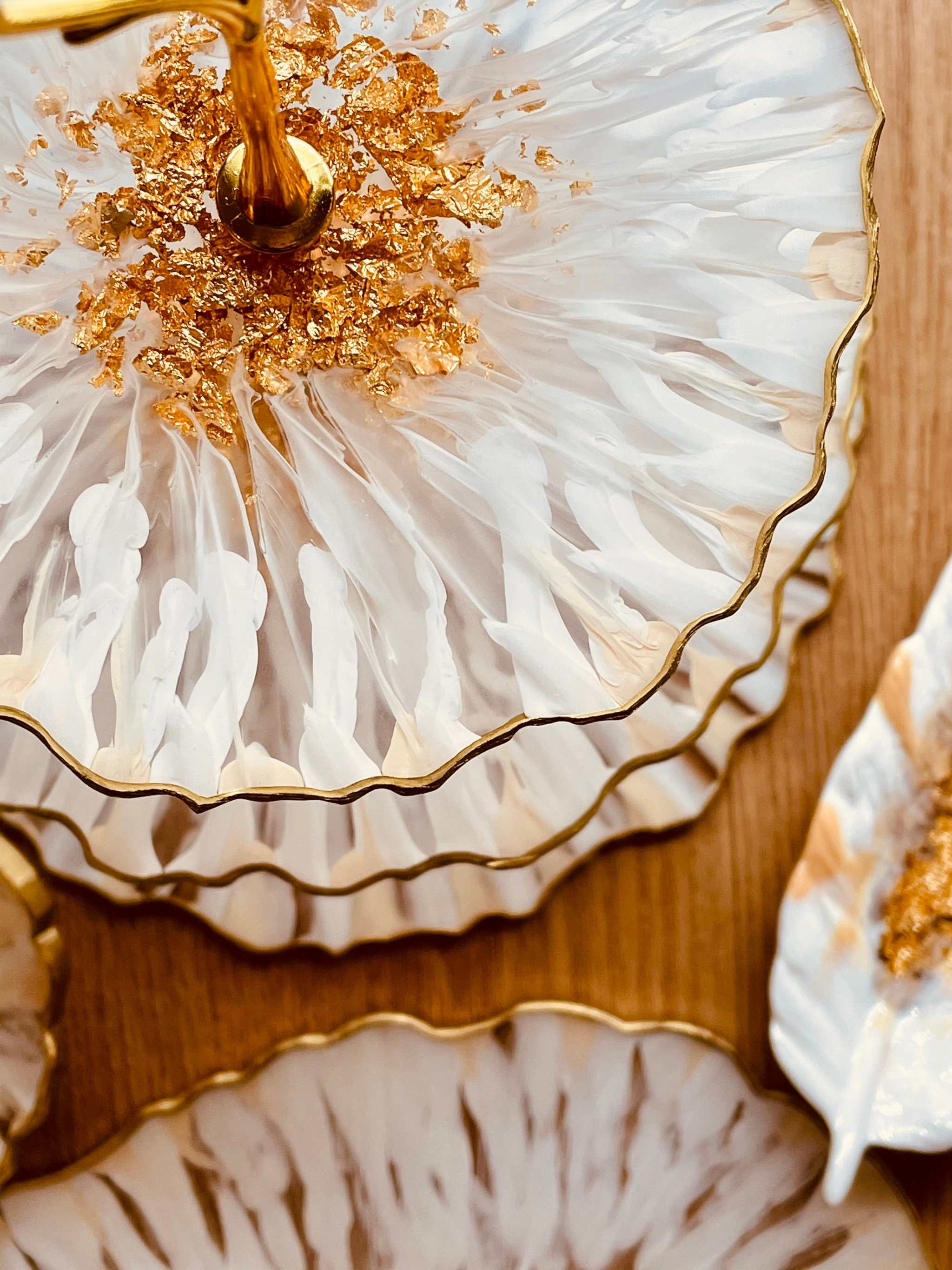 weiß-goldenes handgefertigtes Deko Set aus Epoxidharz mit glänzender 3D-Streifenstruktur und goldenen Akzenten, eleganter Etagere und Schalen