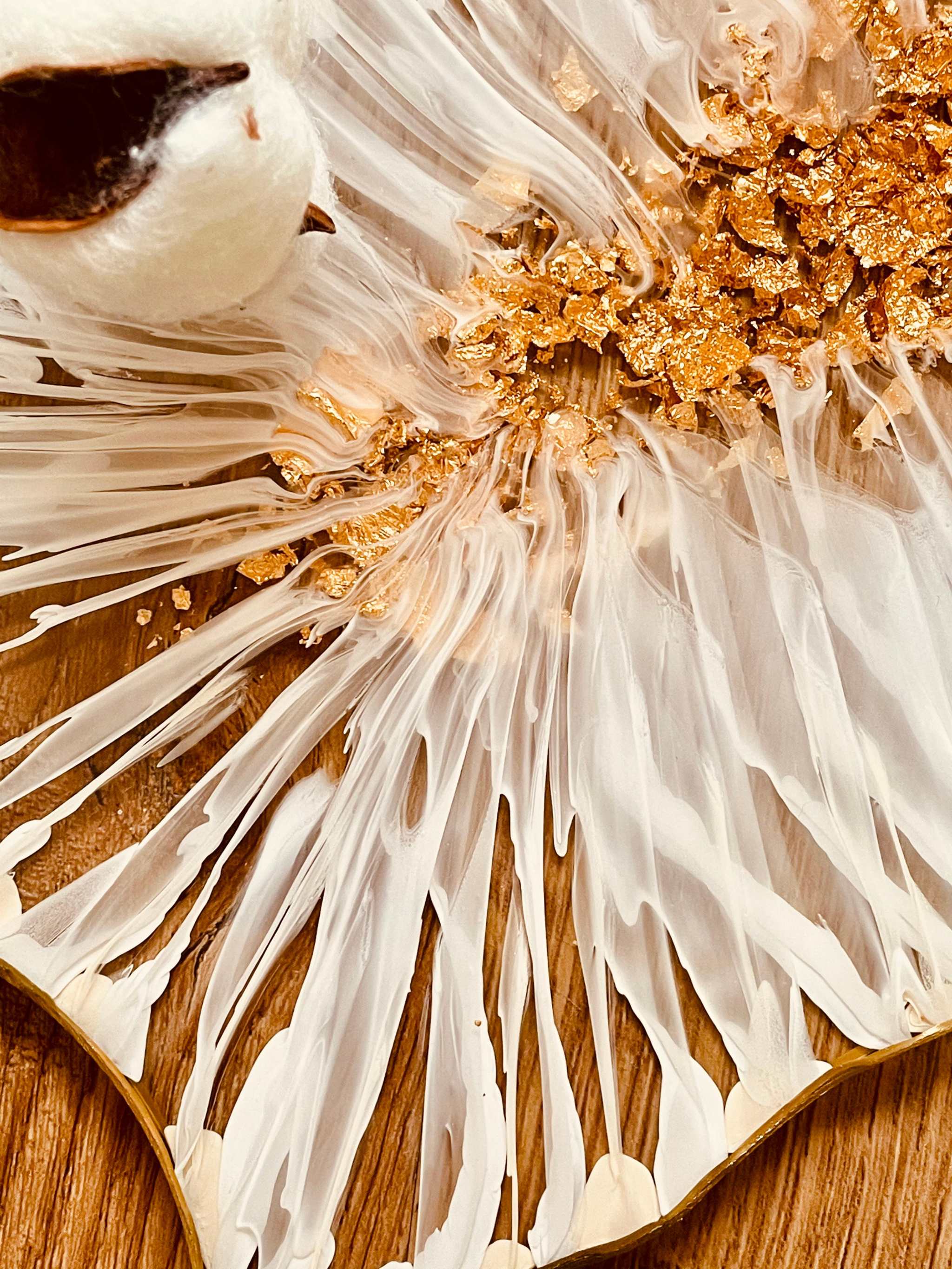 handgefertigtes Deko Set aus Epoxidharz mit 3D Weiß-Gold Muster und goldenen Akzenten