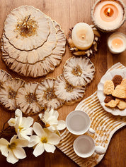 luxuriöses weiß-goldenes Deko Set aus handgefertigtem Epoxidharz mit 3D-Streifenmuster, Etagere, Schalen, Untersetzern und Tabletts auf Holzuntergrund dekorativ arrangiert