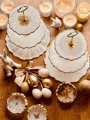 dreistöckige handgemachte Resin Etagere in unregelmäßiger Form mit goldenen Akzenten als elegante Tischdekoration