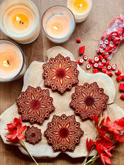 4 handgemachte winterliche Untersetzer aus rotem Resin mit goldenen Details als dekoratives Set