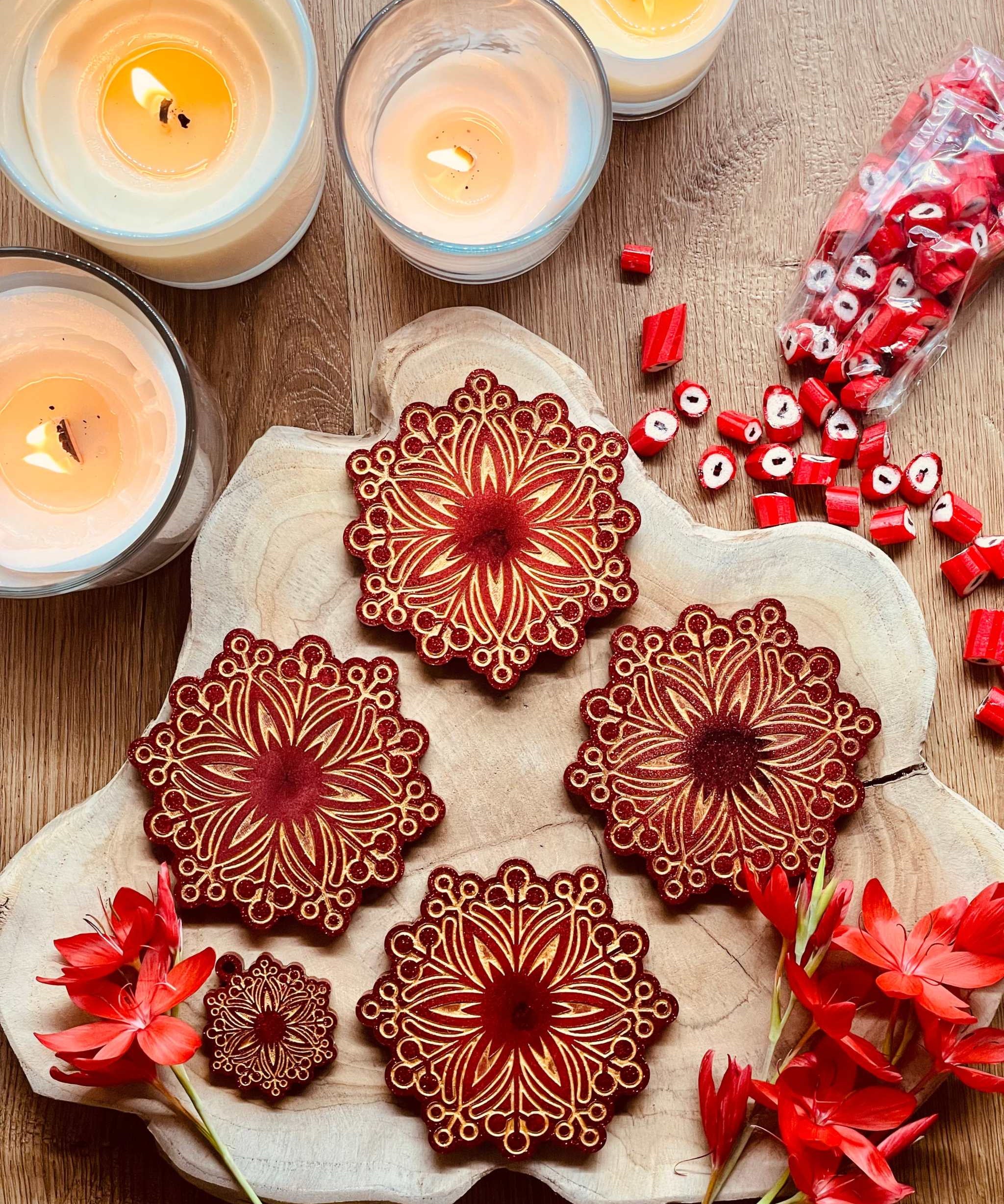 4 handgemachte winterliche Untersetzer aus rotem Resin mit goldenen Details als dekoratives Set