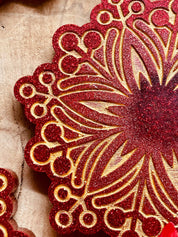 4 handgemachte winterliche Untersetzer aus rotem Resin mit goldenen Details im Set