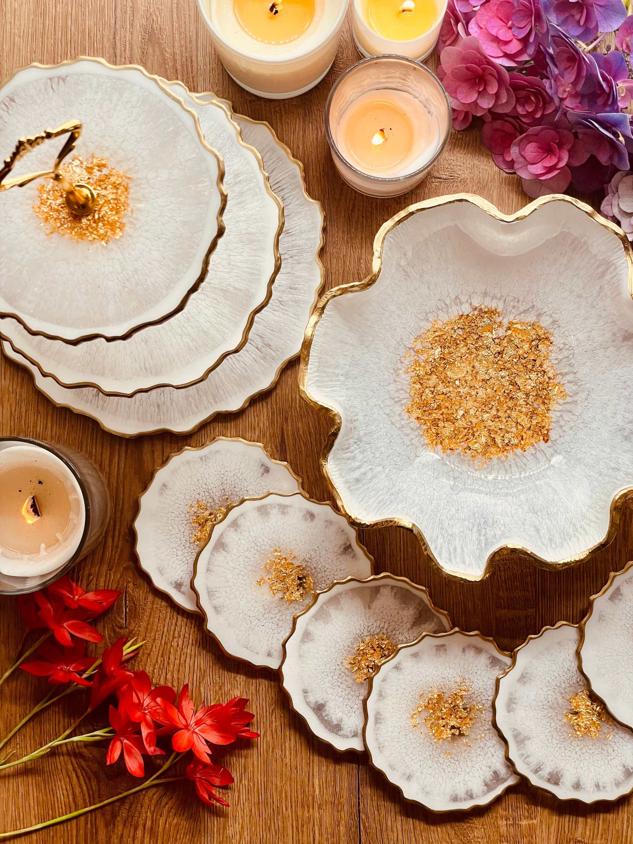 Handgemachte Deko Sets aus Resin mit goldenen Akzenten und unregelmäßiger Form, individuell gestaltbar, perfekt für Wohn- und Esszimmerdekoration