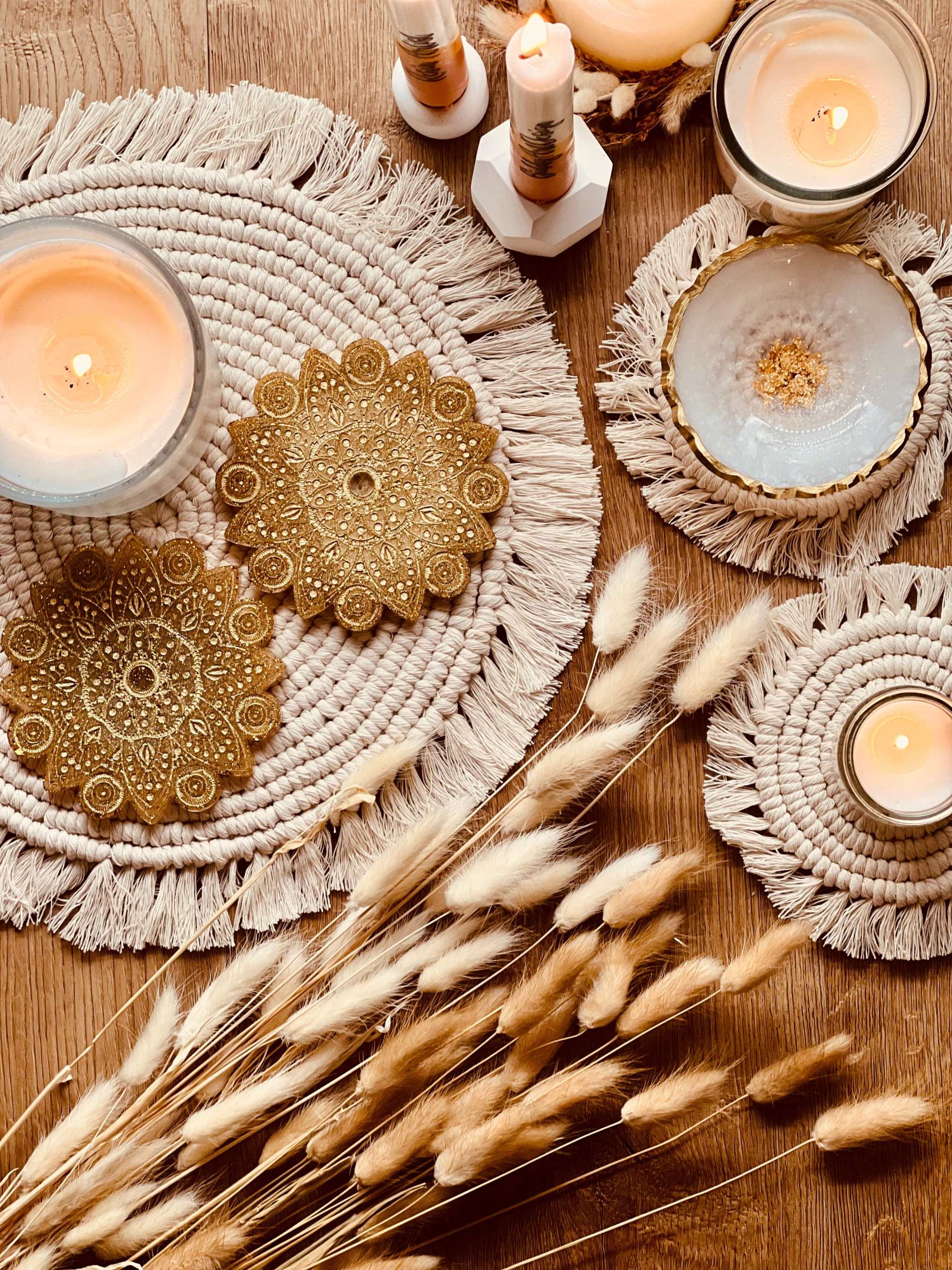 2 goldene Mandala Untersetzer aus handgemachtem Resin im 2er Set auf dekorativem Tisch mit Kerzen und Trockenblumen