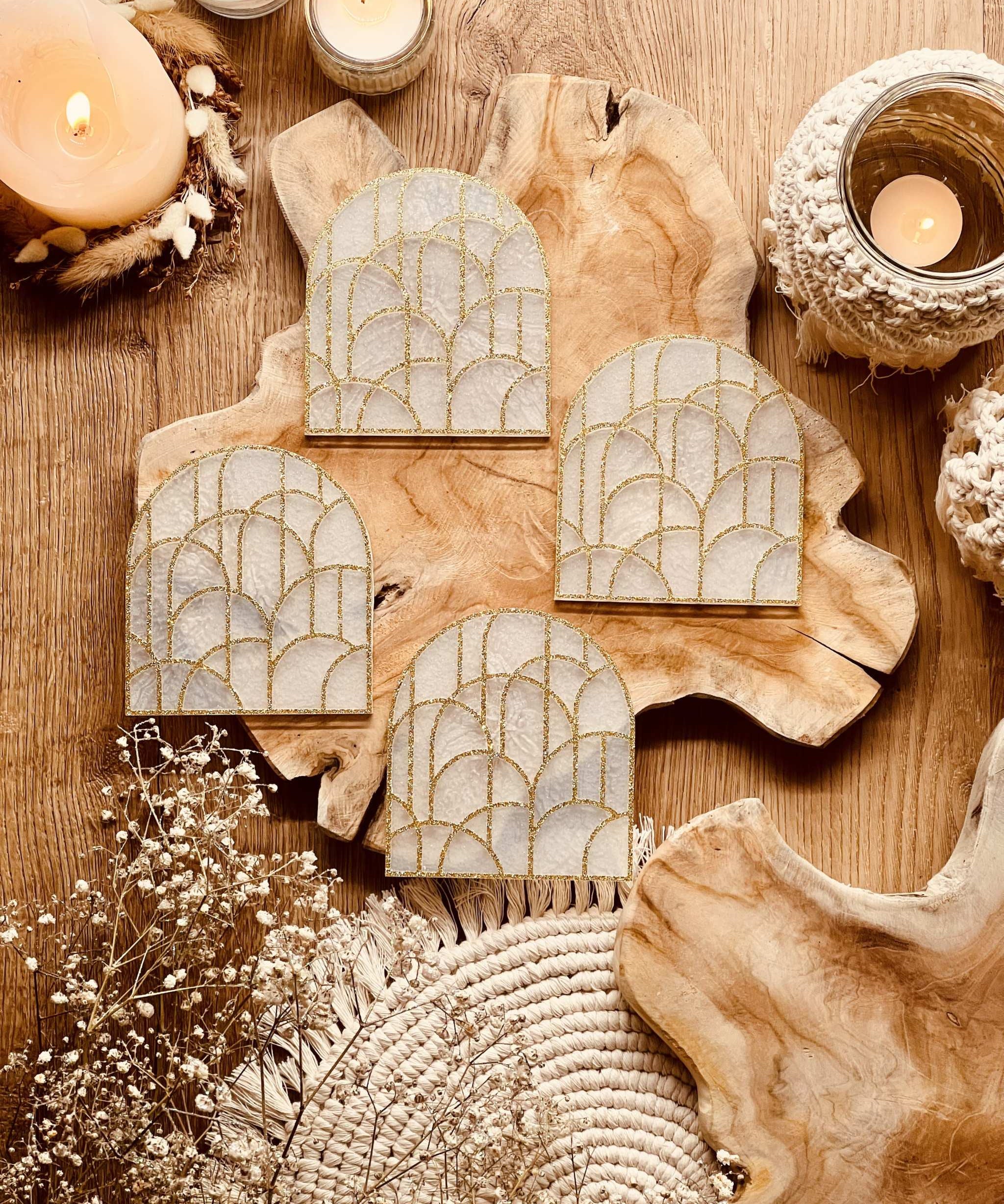 geometrische Untersetzer aus Resin in Weiß mit goldenem 3D Design auf Holzplatte als dekoratives Set