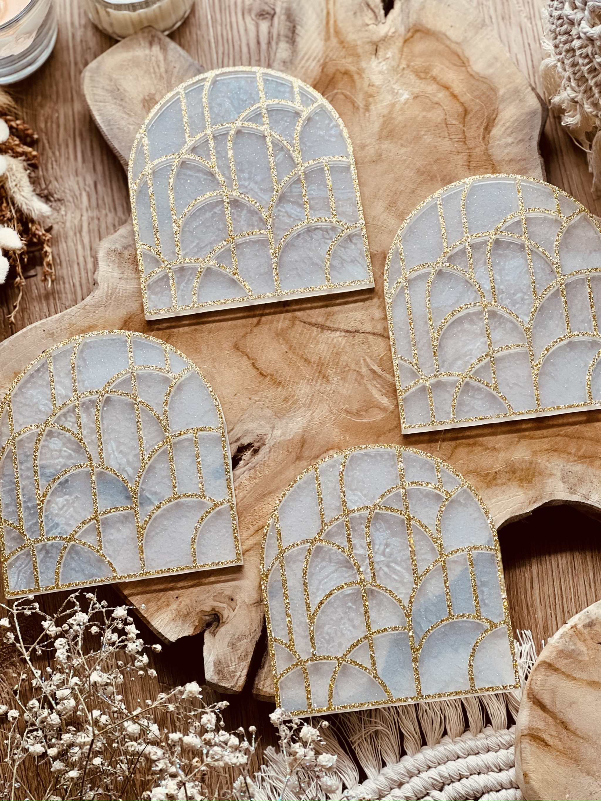 4 geometrische Untersetzer aus weißem Resin mit goldenem 3D-Design auf Holzplatte, handgemacht und einzigartig