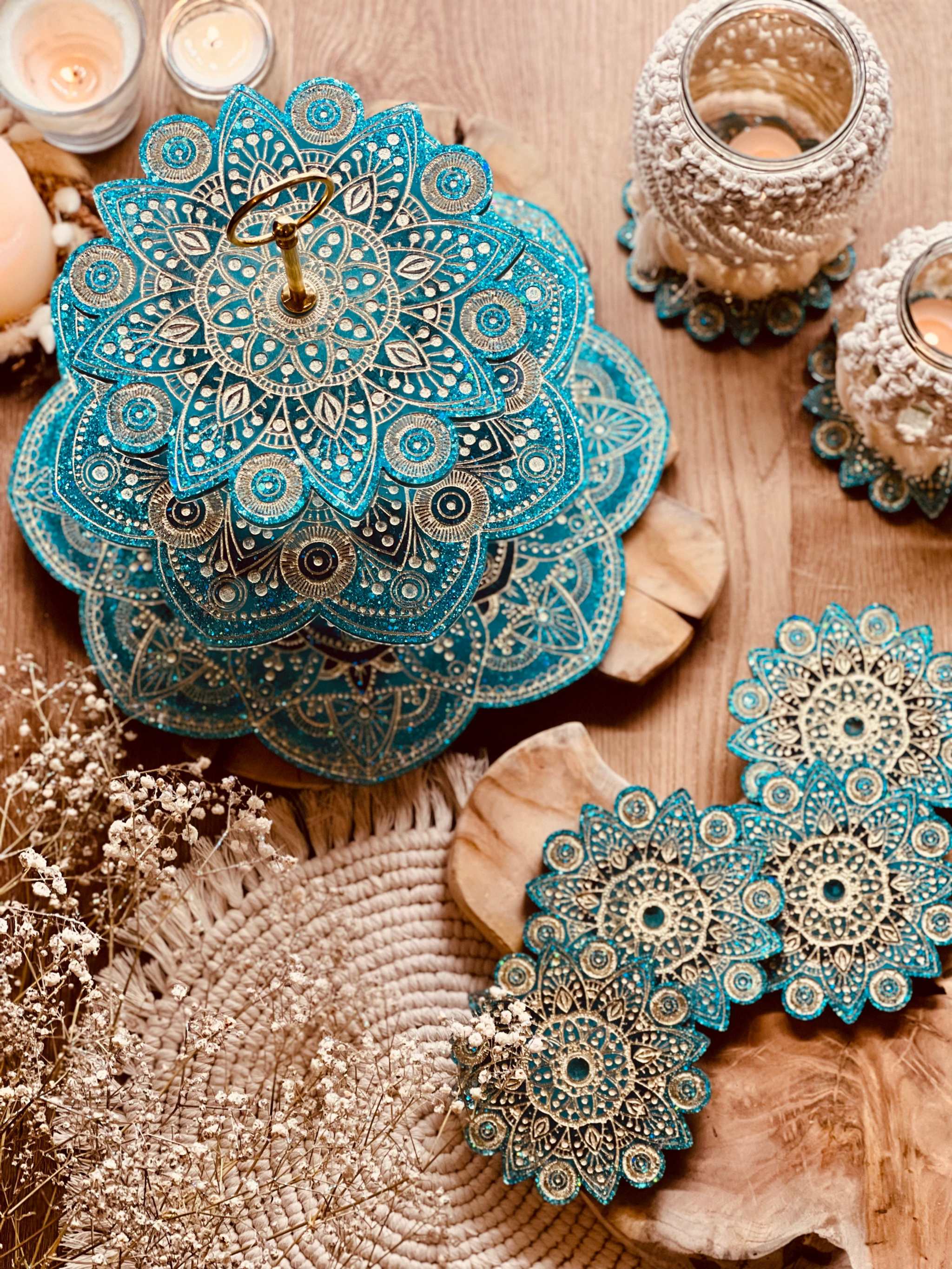 handgefertigte Mandala Etagere und vier passende Untersetzer aus Resin in Blau und Gold mit filigranem Mandala-Design auf Holzoberfläche