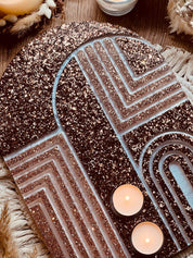 handgemachtes Teelichthalter Tablett aus Resin in glitzernden Erdtönen mit geometrischem Muster