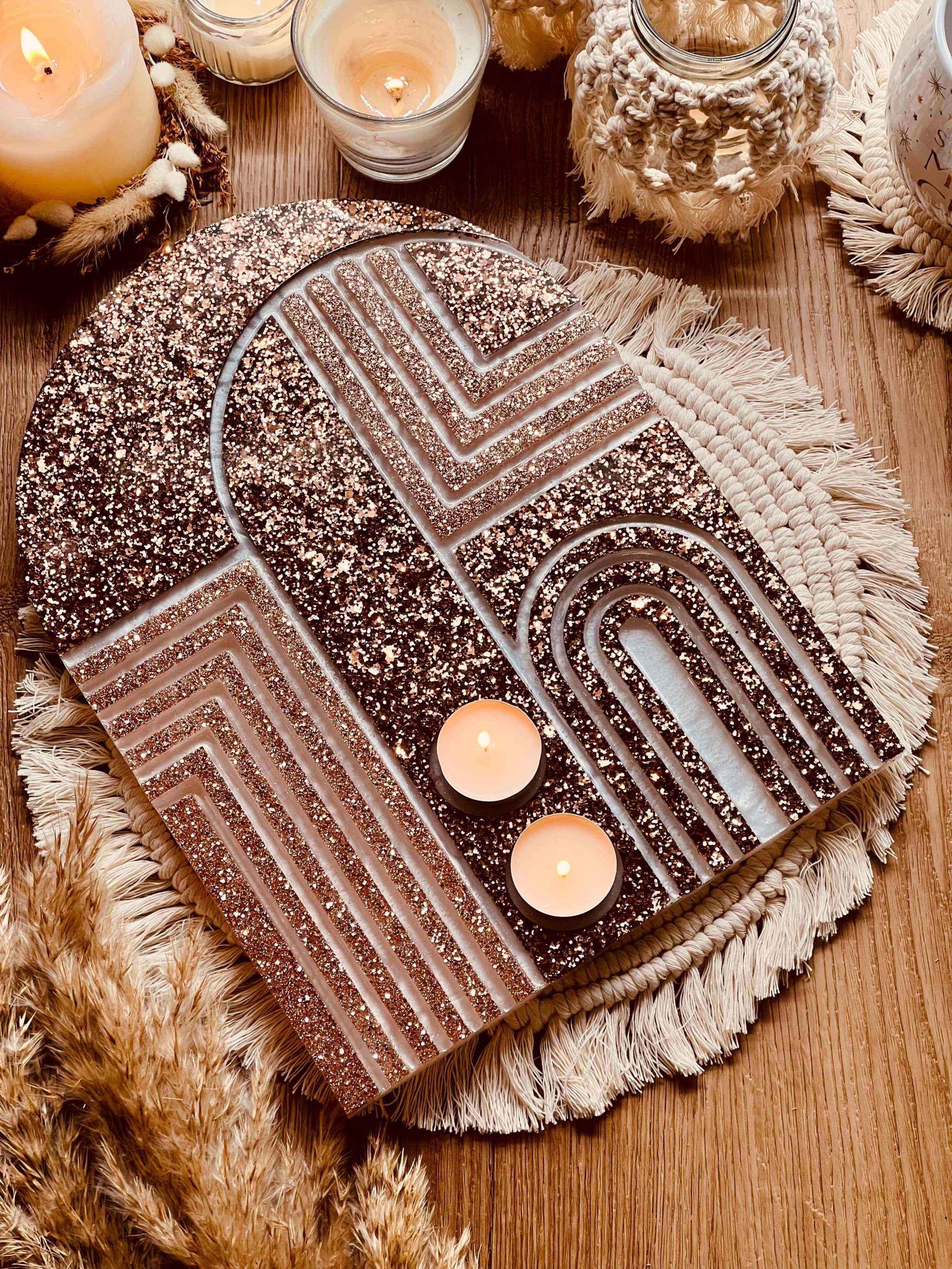 Handgemachtes Teelichthalter Tablett aus Resin in Erdtönen mit Glitzerdetails und geometrischem Muster, 32x24cm groß