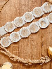 Detailaufnahme des Oster Dekorings mit Ostereiern aus Resin und filigranen Trockenblumen – geschmackvolle Oster Deko.