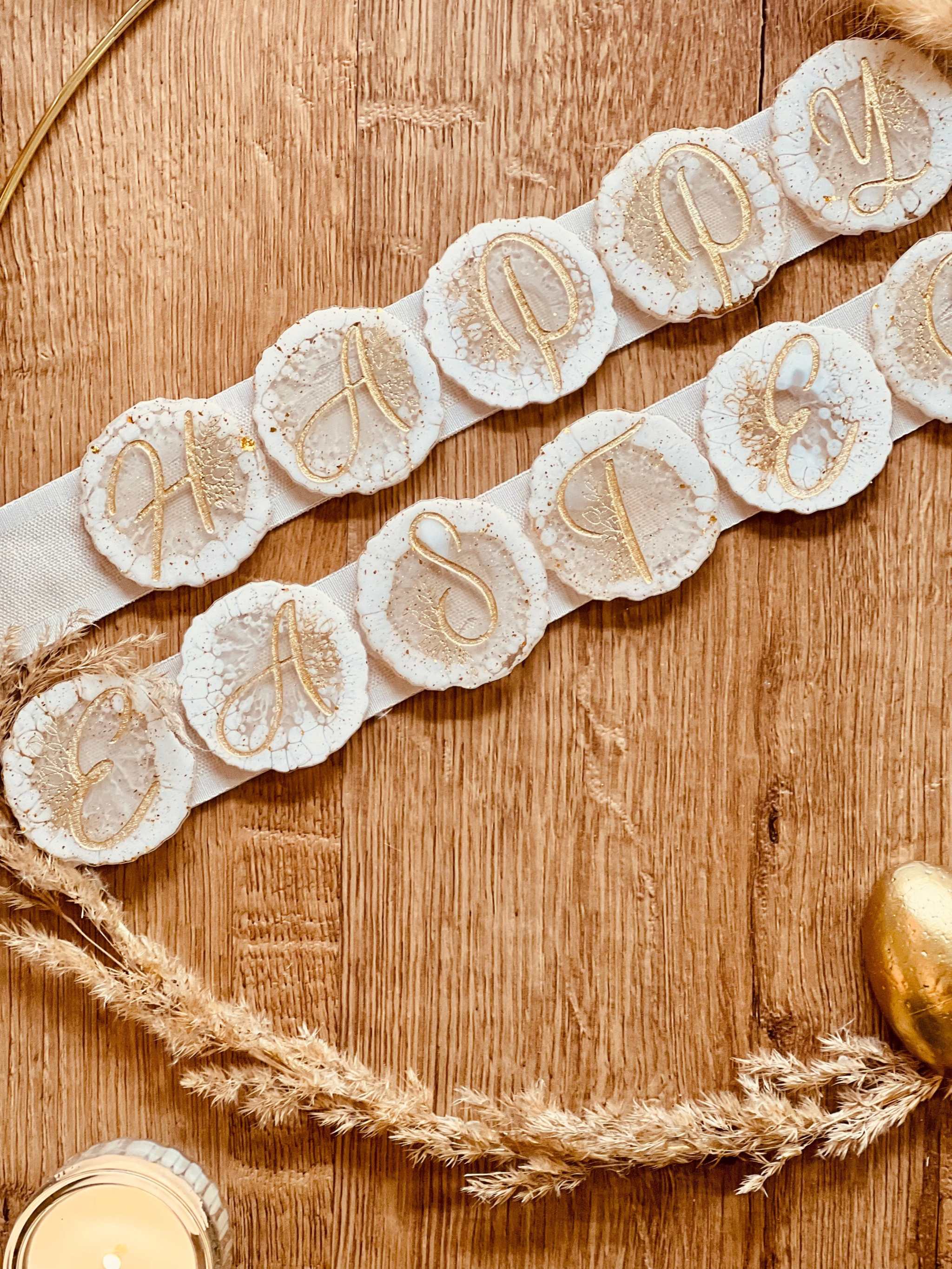 Detailaufnahme des Oster Dekorings mit Ostereiern aus Resin und filigranen Trockenblumen – geschmackvolle Oster Deko.