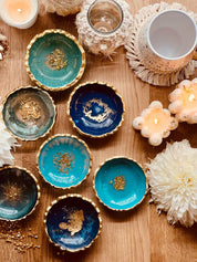 Handgemachte Schmuckschalen aus Resin in Blau, Türkis und Grün mit goldenen Details auf Holztisch dekoriert