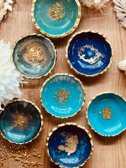 Handgemachte Schmuckschalen aus Resin in Blau, Türkis und Grün mit goldenen Details, 10 cm Durchmesser, dekorative Ringe- und Schmuckablagen