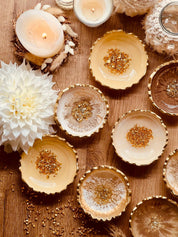 Handgemachte beige Schmuckschalen aus Resin mit goldenen Details und unregelmäßigem Rand als Dekoration und Geschenk