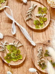 Handgefertigte Ostereier Anhänger aus Resin mit echten Blumen & Pflanzen – eine stilvolle Oster Deko für Frühlingsdekorationen.