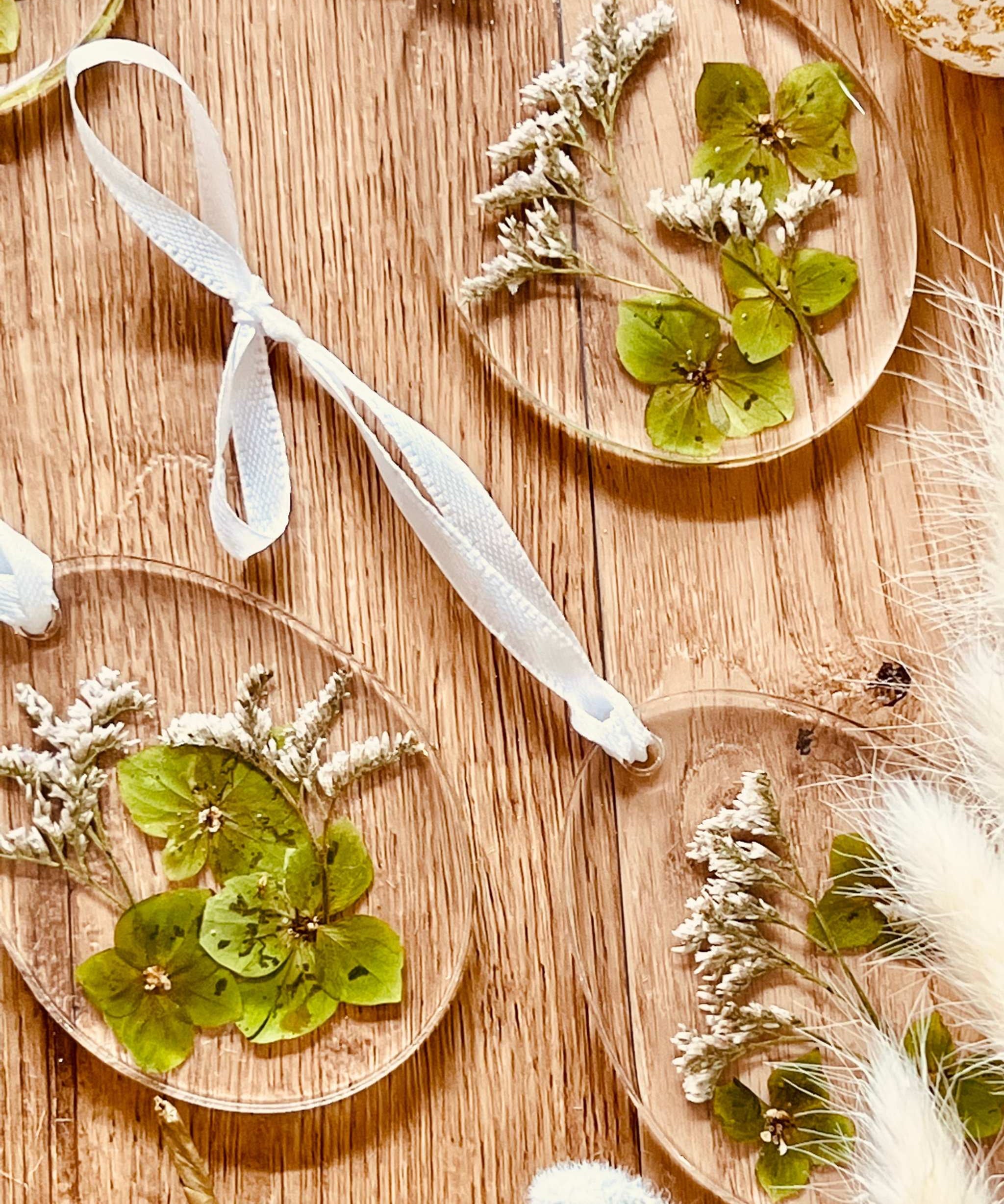 Handgefertigte Ostereier Anhänger aus Resin mit echten Blumen & Pflanzen – eine stilvolle Oster Deko für Frühlingsdekorationen.