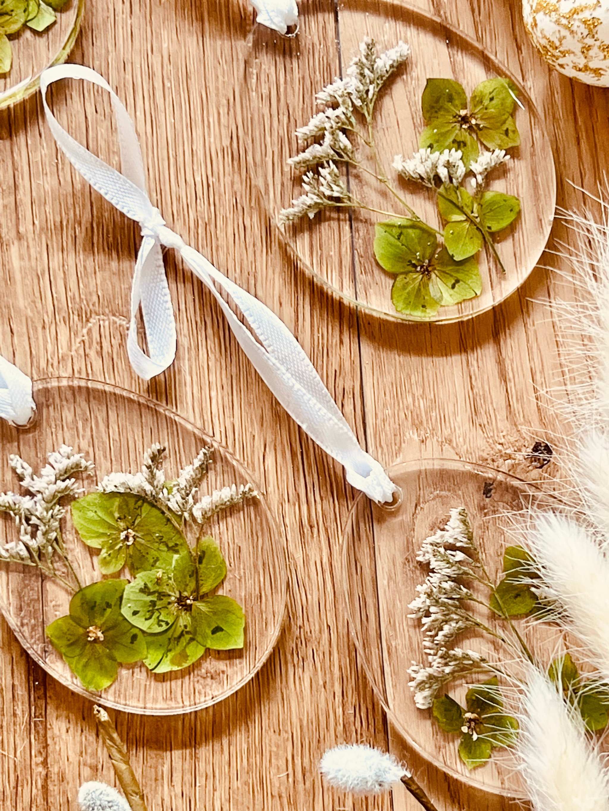 Handgefertigte Ostereier Anhänger aus Resin mit echten Blumen & Pflanzen – eine stilvolle Oster Deko für Frühlingsdekorationen.