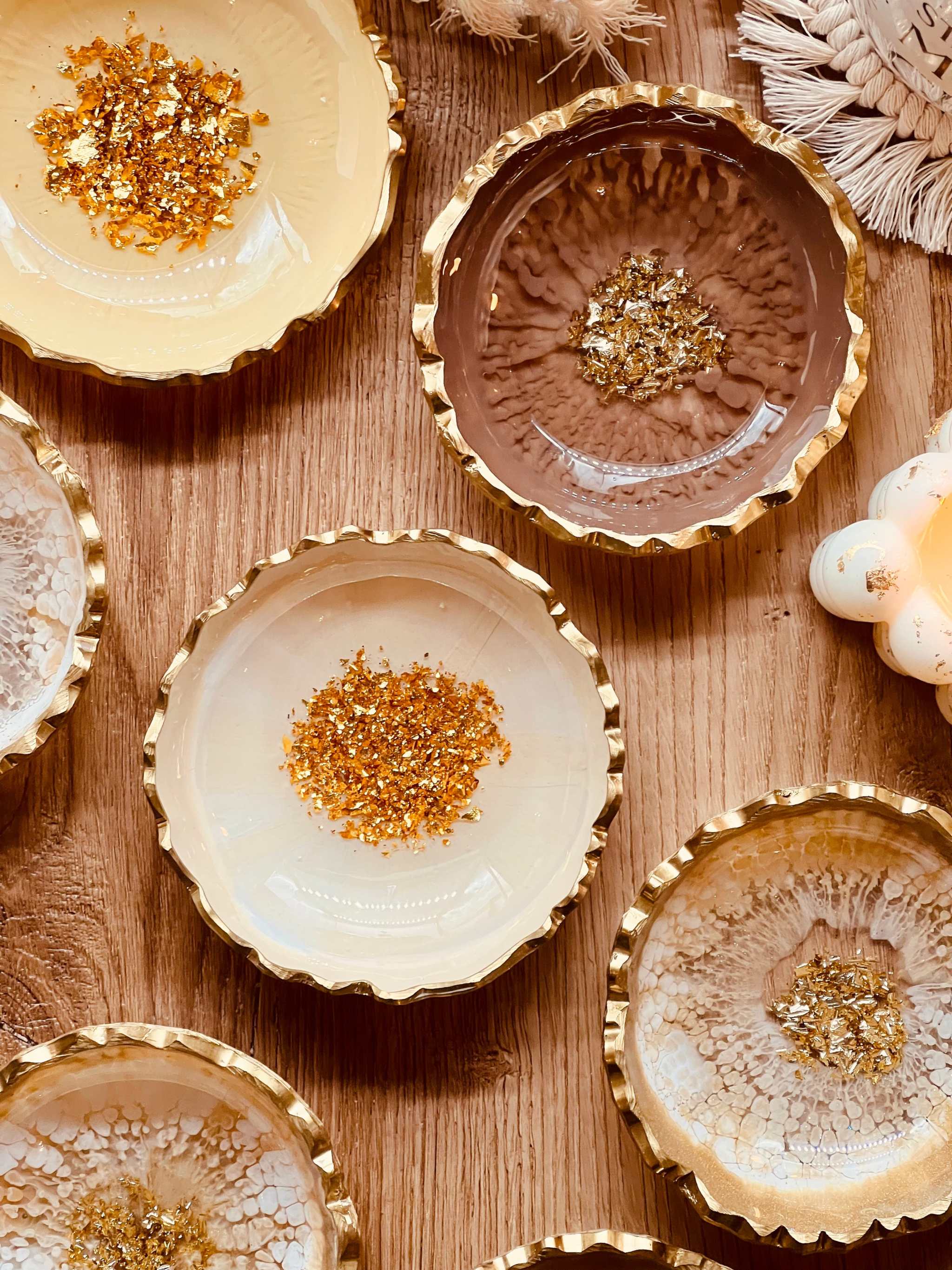 Schmuckschalen aus Resin in Beige mit goldenen Details handgemacht als Dekoration und Geschenk