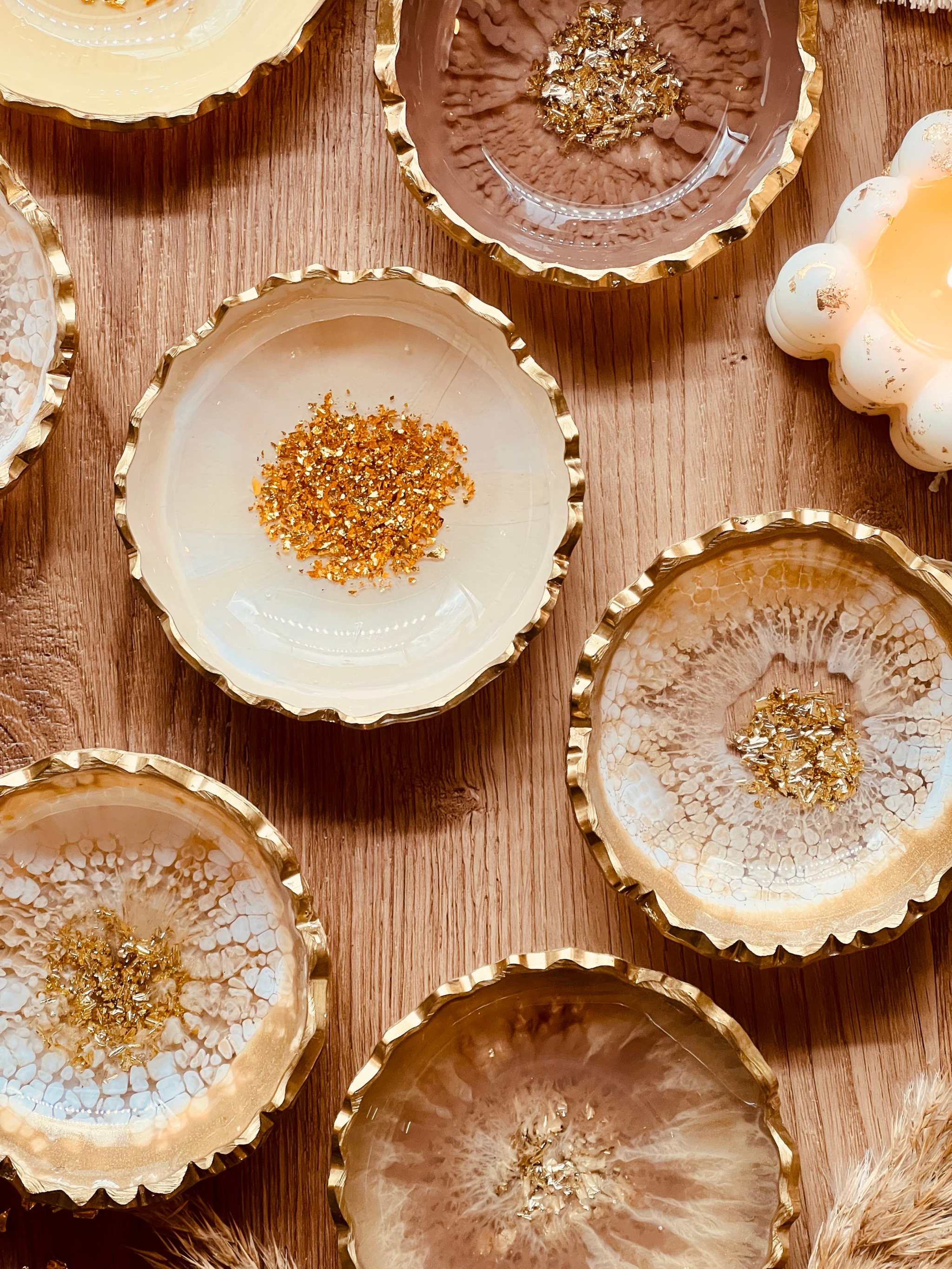Handgemachte beige Schmuckschalen aus Resin mit goldenen Details, Durchmesser ca. 10 cm, dekorativ und einzigartig.
