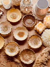 Schmuckschalen aus Resin in Beige mit goldenen Details, handgemacht, runde Dekoschalen für Schmuck, ca. 10cm Durchmesser