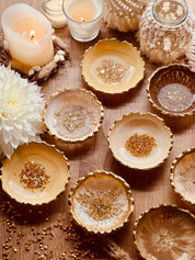 Beige Schmuckschalen aus Resin mit goldenen Details, handgemacht, Durchmesser ca. 10 cm, dekorativ für Bad oder Schlafzimmer.