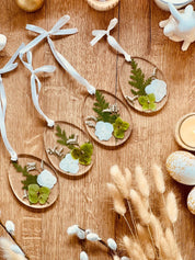 4 Ostereier Anhänger aus Resin mit echten Blumen und Hortensien, handgemacht und dekorativ.