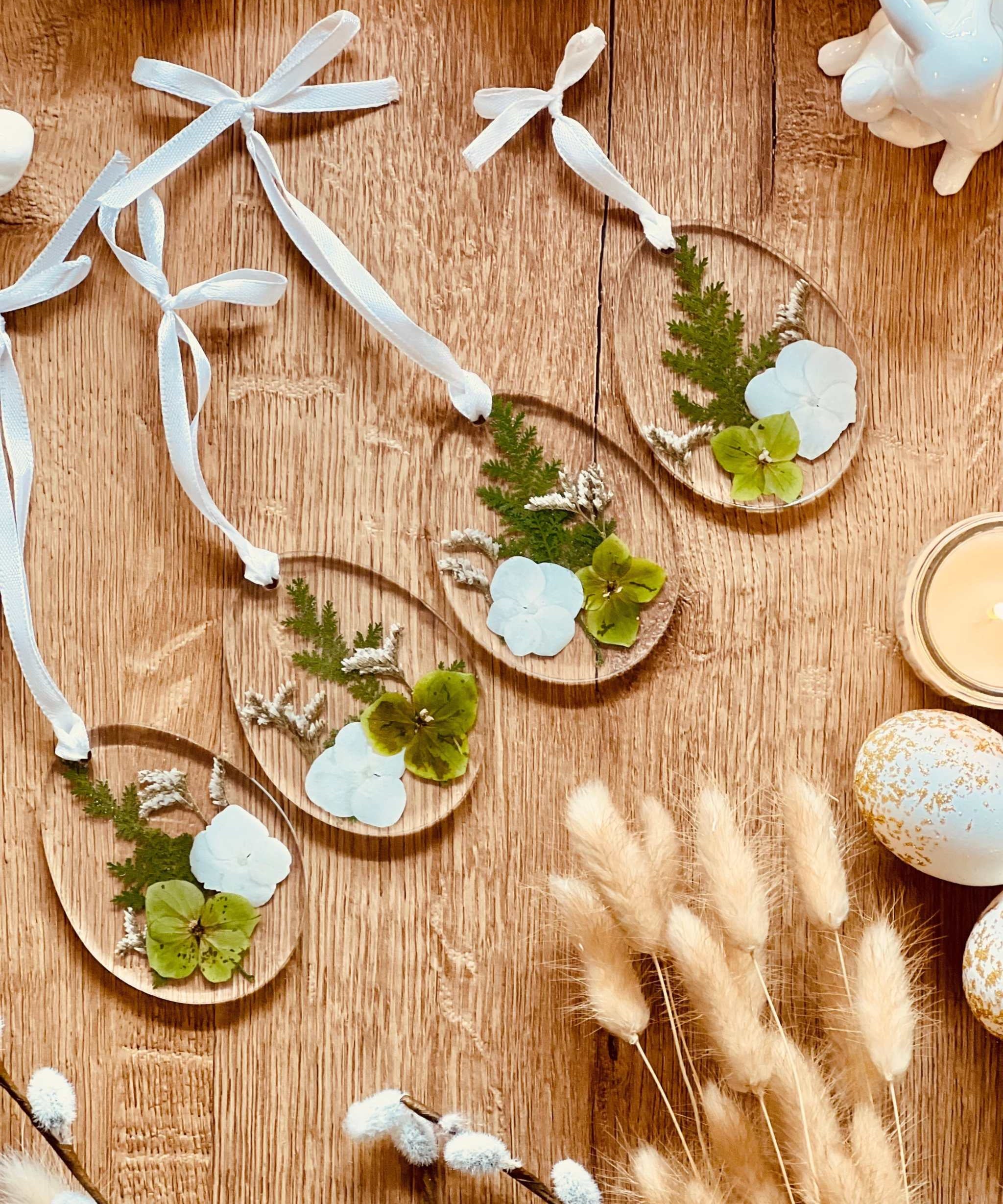 4 Ostereier Anhänger aus Resin mit echten Blumen und Hortensien, handgemacht und dekorativ.