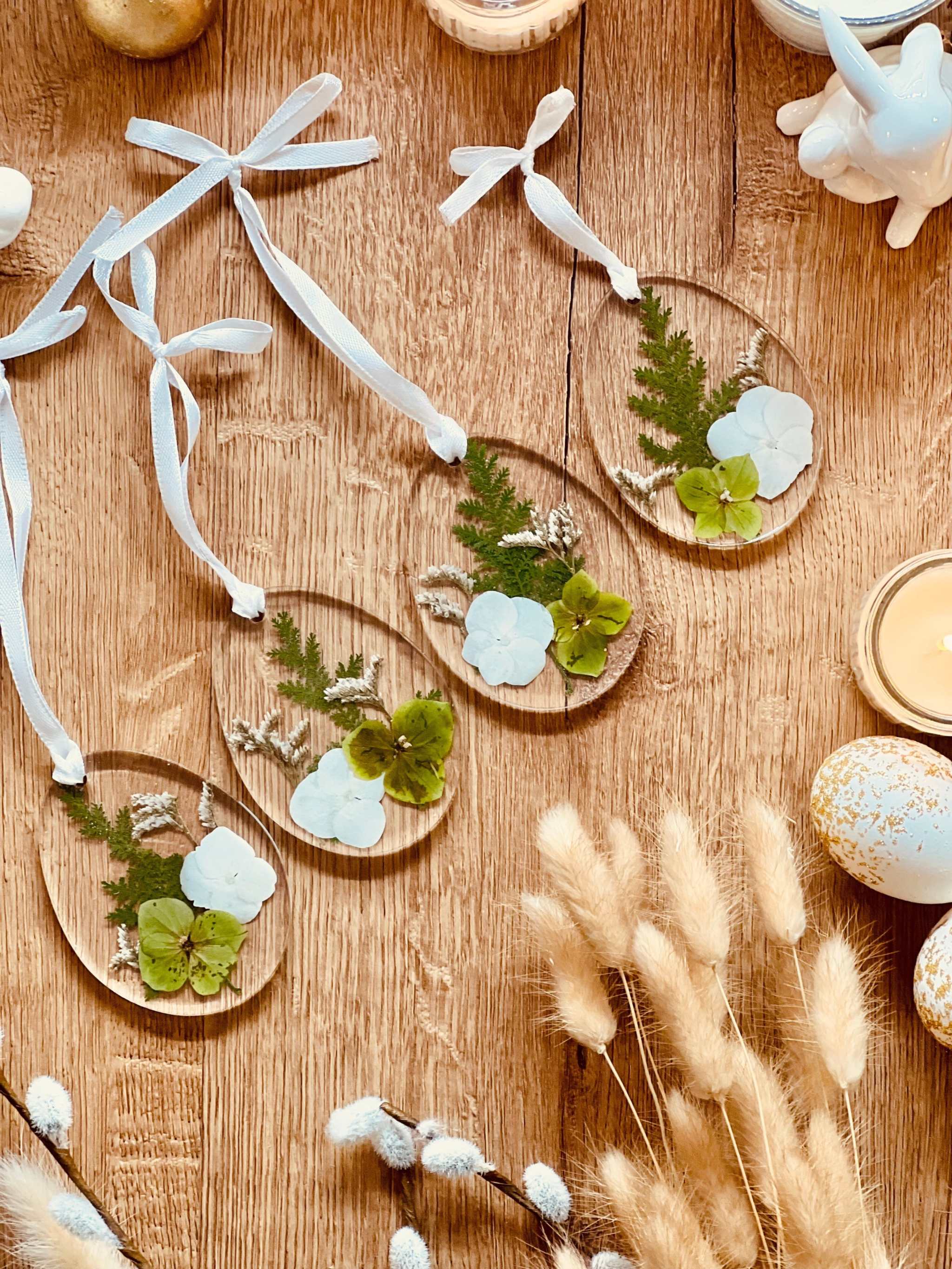4 Ostereier Anhänger aus Resin mit echten Blumen und Hortensien, handgemacht und dekorativ.