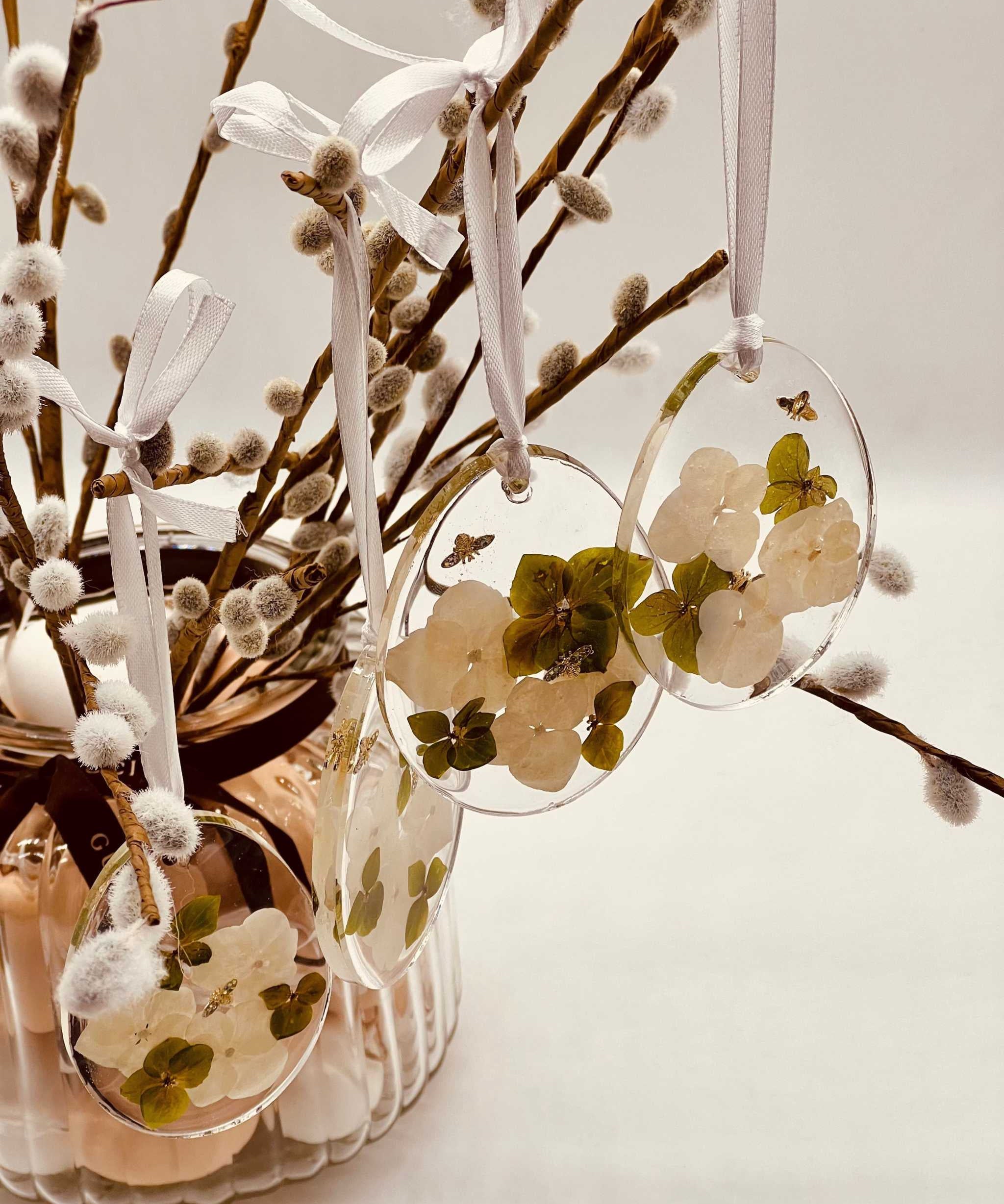 Handgefertigte Ostereier Anhänger aus Resin mit echten Blumen, Hortensien & Schmetterlingen – eine einzigartige Oster Deko für den Frühling.