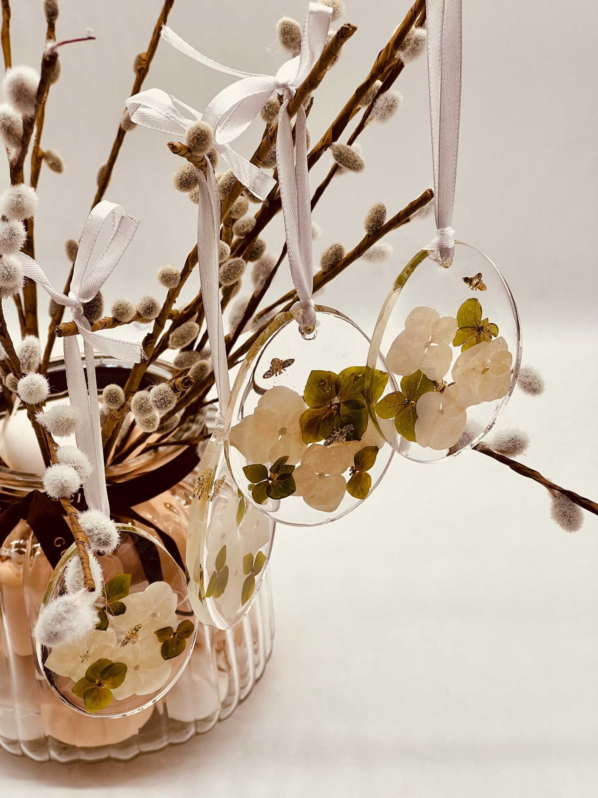 Handgefertigte Ostereier Anhänger aus Resin mit echten Blumen, Hortensien & Schmetterlingen – eine einzigartige Oster Deko für den Frühling.