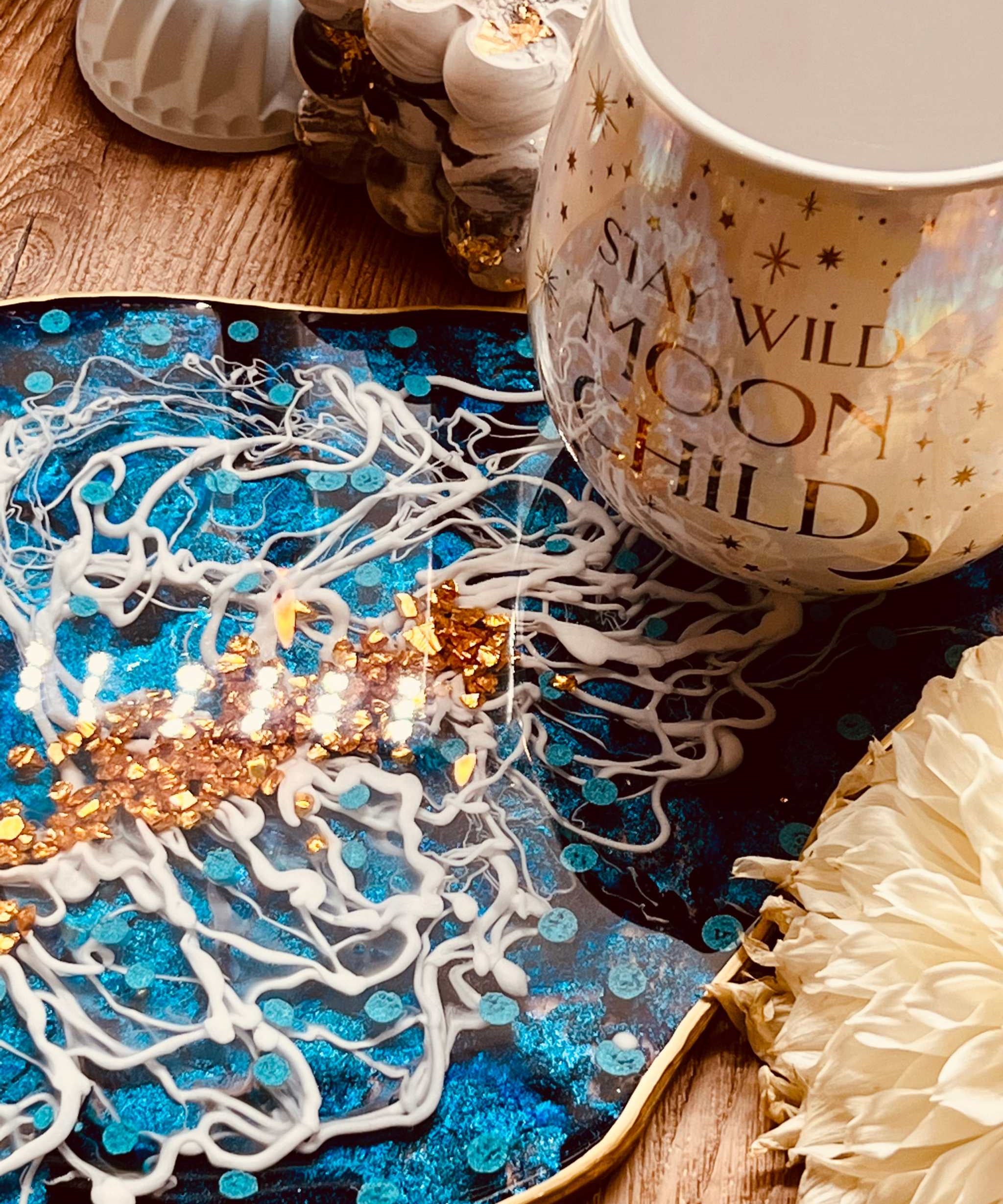 Handgemachtes blaues Tablett aus Resin mit goldenen Details und unregelmäßigem Muster, ca. 40x22cm