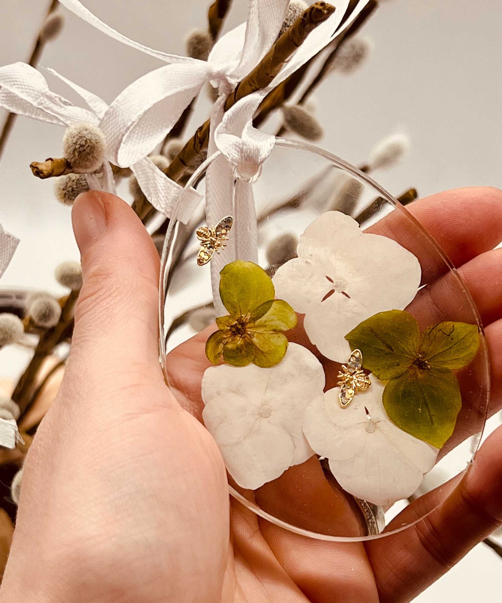 4 Ostereier Anhänger aus Resin mit echten Blumen und Schmetterlingen, handgemacht und einzigartig.