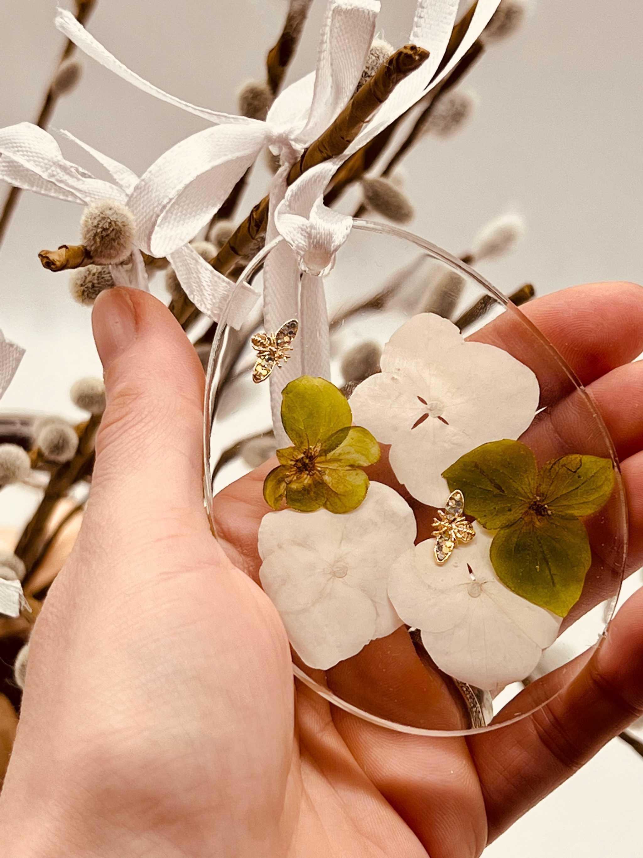 4 Ostereier Anhänger aus Resin mit echten Blumen und Schmetterlingen, handgemacht und einzigartig.