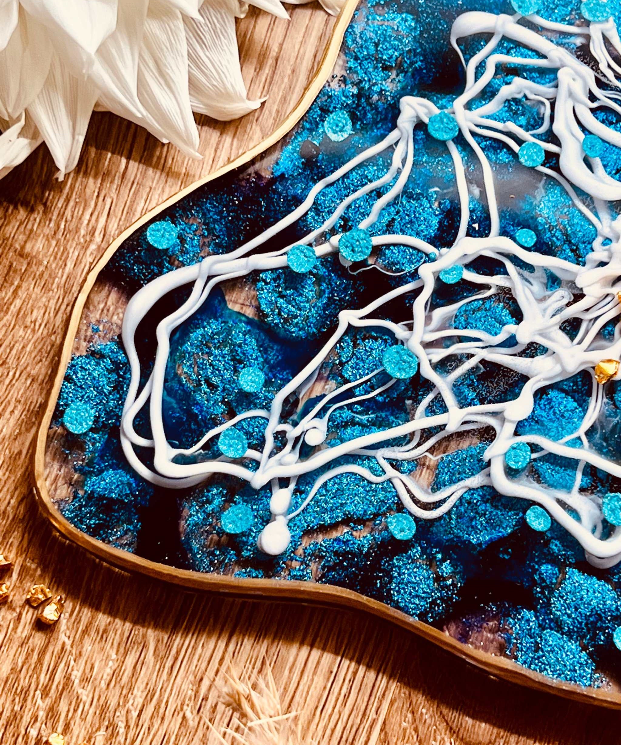 Handgemachtes blaues Tablett aus Resin mit goldenen Details und abstraktem Muster, Unikat Maße ca. 40x22cm