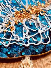Handgemachtes blaues Tablett aus Resin mit goldenen Details und einzigartigem Design