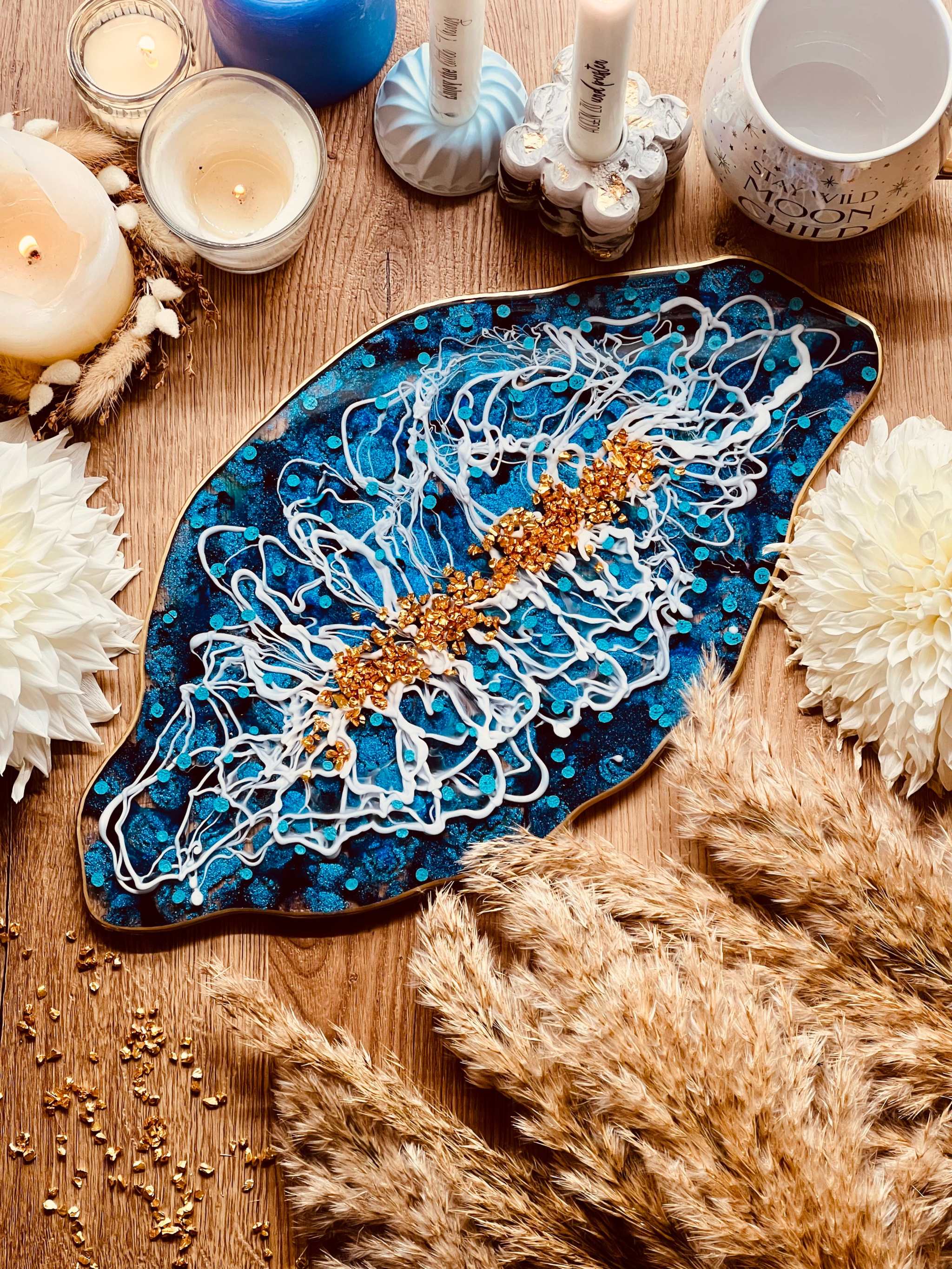 Handgemachtes blaues Resin Tablett mit goldenen Details als einzigartige Dekoration und Geschenkidee.