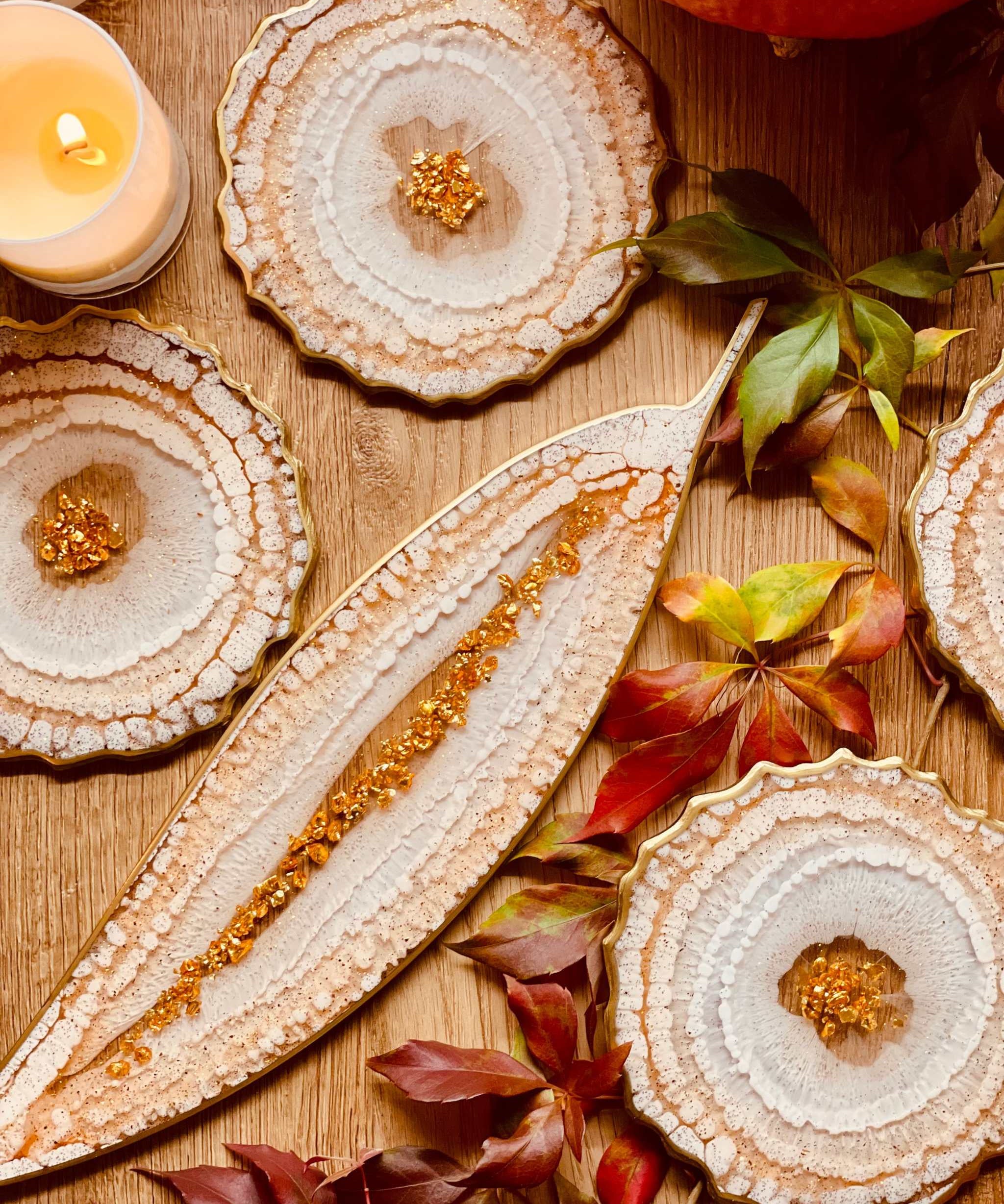 weißes handgemachtes Tablett und 4 Untersetzer aus Resin mit goldenen Details im Leaf Design