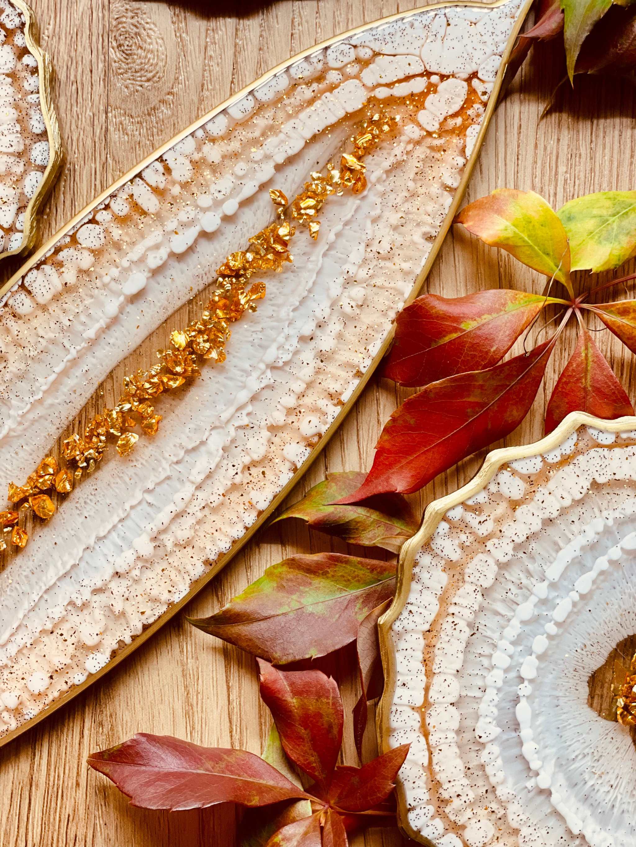 weißes handgemachtes Resin Tablett und 4 Untersetzer mit goldenen Blatt-Details auf Holztisch