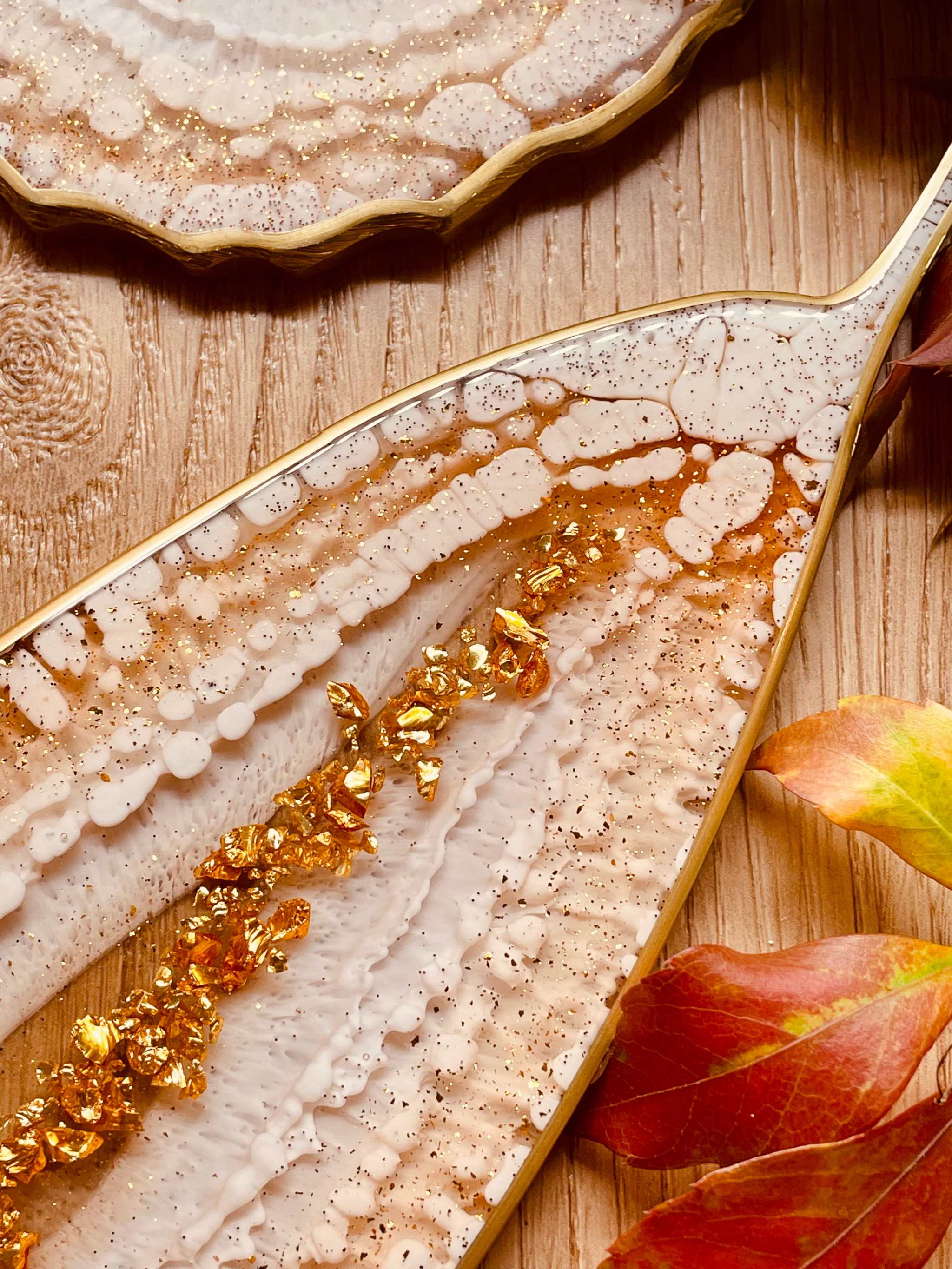 handgemachtes weißes Resin Tablett und 4 Untersetzer mit goldenen Leaf-Design Details auf Holztisch