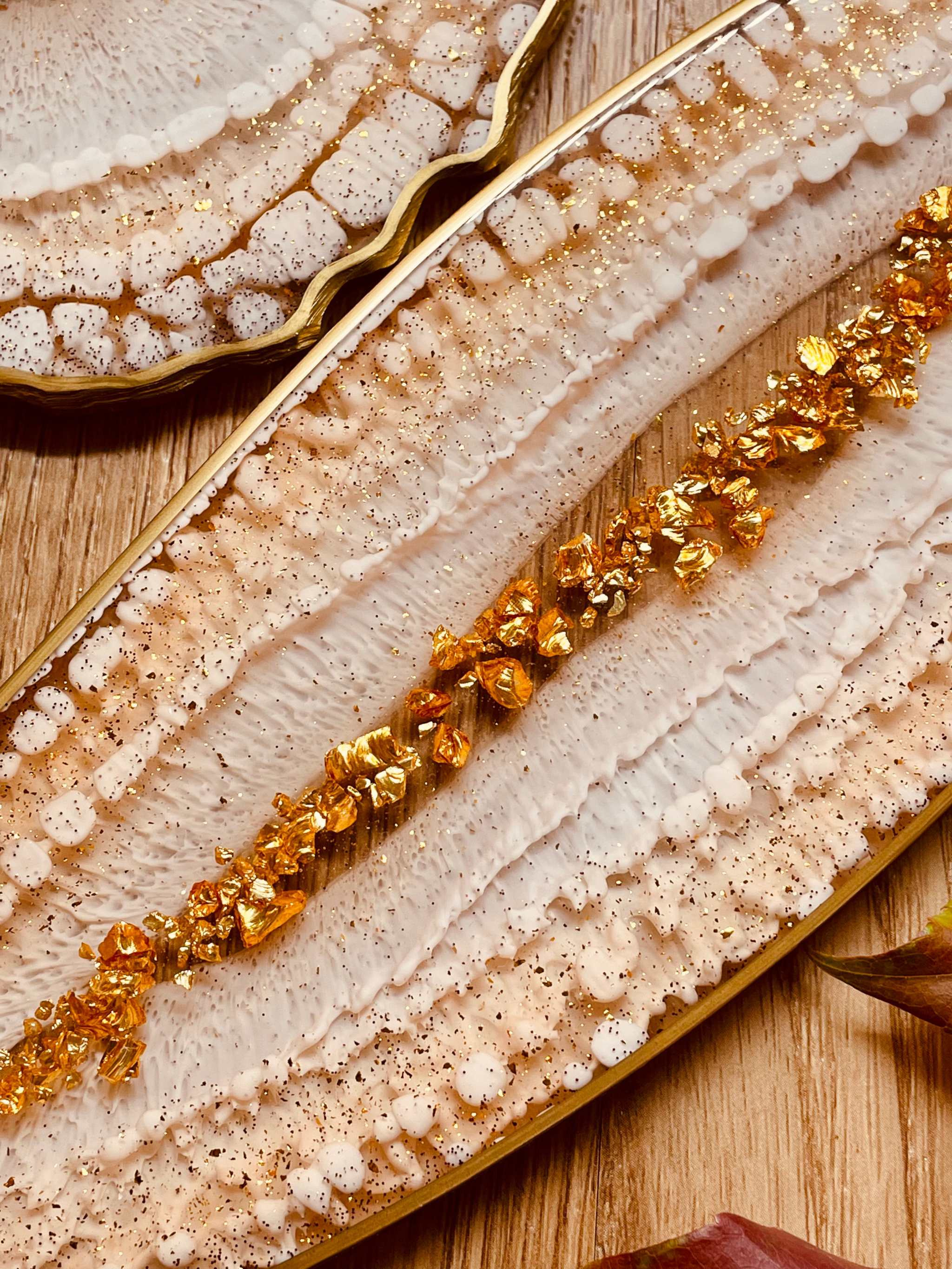 Tablett und 4 Untersetzer aus weißem Resin mit goldenen Leaf Details, handgefertigt und einzigartig